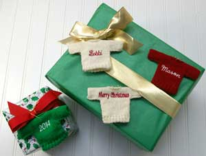 sweater-ornaments-on-gift